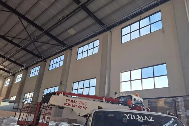 Fabrika Cam Filmi Üretim Alanı Uygulaması - içeriyi göstermeyen cam filmi İstanbul uygulama örneği