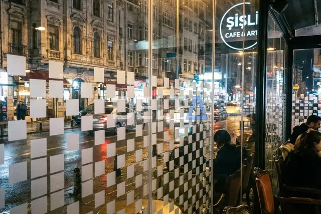 Ofis Cam Bölme Dama Desenli Kumlama Folyo Uygulaması - içeriyi göstermeyen cam filmi İstanbul uygulama örneği