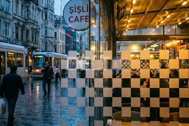 Ofis Cam Bölme Dama Desenli Kumlama Folyo Uygulaması - içeriyi göstermeyen cam filmi İstanbul uygulama örneği