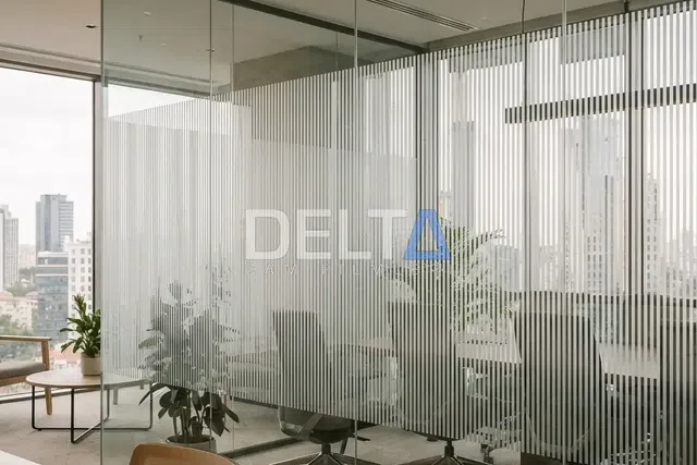 Ofis Cam Bölme Dikey Çizgili Kumlama Folyo Uygulaması - içeriyi göstermeyen cam filmi İstanbul uygulama örneği