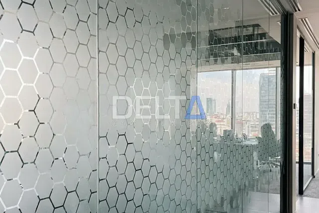 Ofis Cam Bölme Hexagon Desenli Kumlama Folyo Uygulaması - içeriyi göstermeyen cam filmi İstanbul uygulama örneği