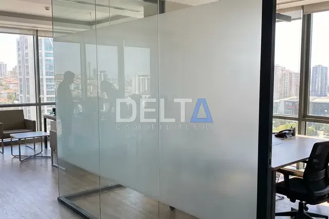 Ofis Cam Bölme Kumlama Folyo Uygulaması - içeriyi göstermeyen cam filmi İstanbul uygulama örneği