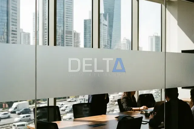 Ofis Cam Bölme Şeritli Kumlama Folyo Uygulaması - içeriyi göstermeyen cam filmi İstanbul uygulama örneği