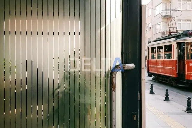 Ofis Cam Kapı Dikey Çizgili Kumlama Folyo Uygulaması - içeriyi göstermeyen cam filmi İstanbul uygulama örneği