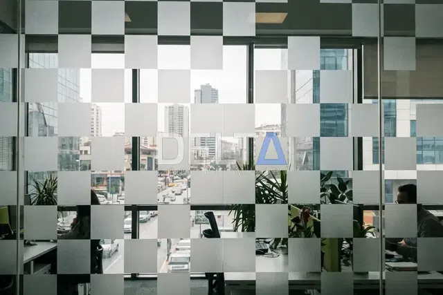 Ofis Mozaik Desenli Kumlama Folyo Uygulaması - içeriyi göstermeyen cam filmi İstanbul uygulama örneği