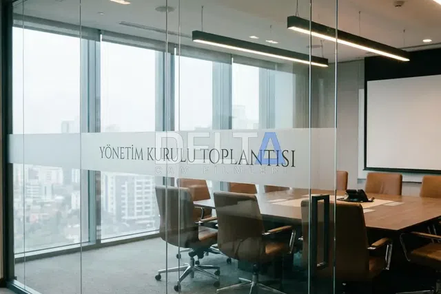 Toplantı Odası Şeritli Kumlama Folyo Uygulaması - içeriyi göstermeyen cam filmi İstanbul uygulama örneği